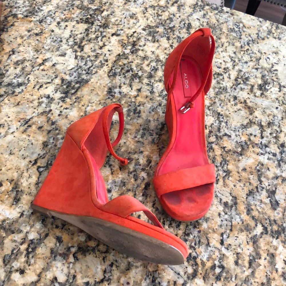 Aldo coral wedges